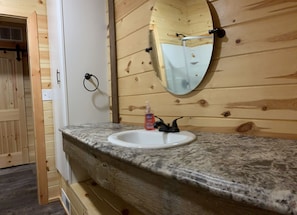 Een douche, een haardroger, handdoeken, zeep