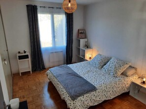 3 chambres, bureau, fer et planche à repasser, lit parapluie