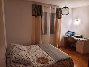 3 Schlafzimmer, Schreibtisch, Bügeleisen/Bügelbrett, Reisekinderbett
