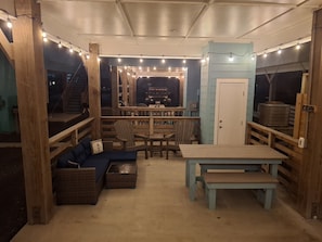 Un espace intérieur accueillant avec un banc en bois, une table et un canapé.