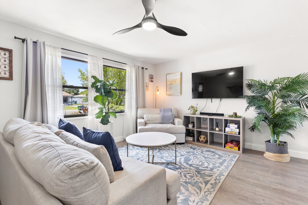 Clean & Cozy Home Large Fenced Yard Minutes to Madeira Beach