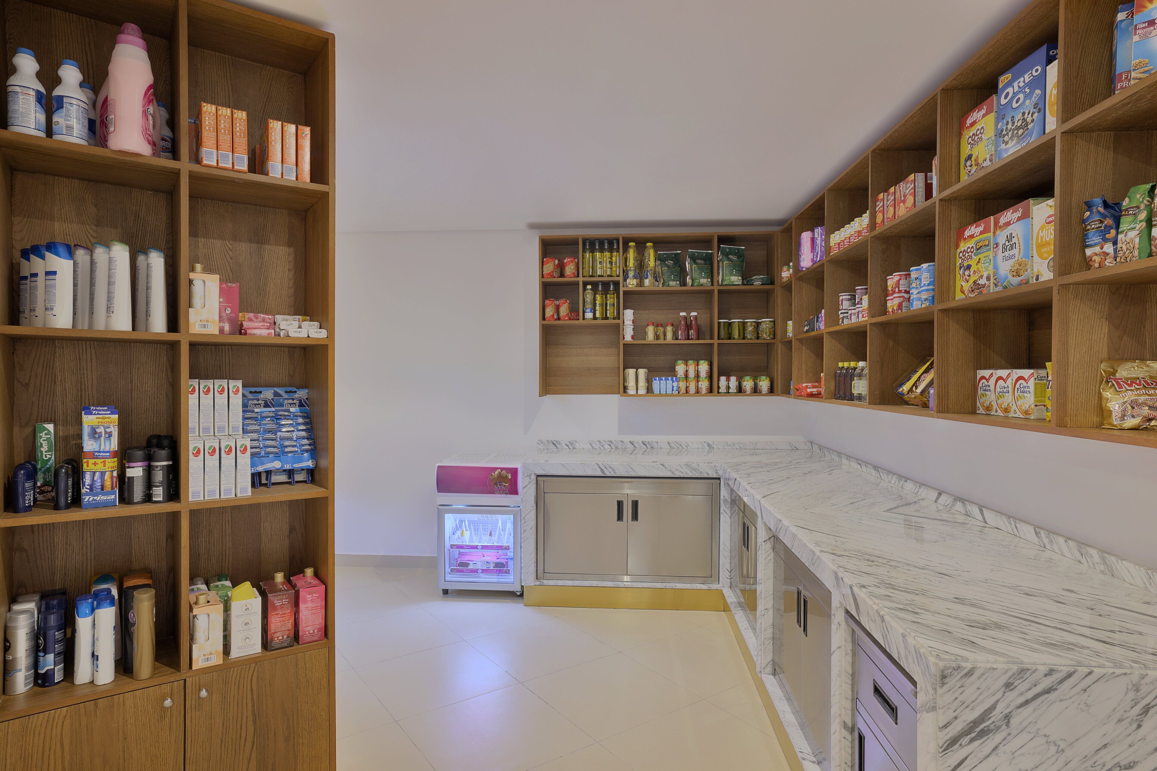 Un garde-manger bien organisé, contenant divers produits alimentaires, et un réfrigérateur.