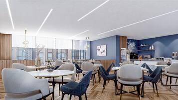 Uma sala de jantar moderna com mesas e cadeiras redondas, uma cozinha ao fundo e grandes janelas que proporcionam iluminação natural.