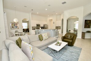 Smart TV, video games, DVD player, table football - FUNTASTIC 1 LEVEL 5/4 POOL HOME- NATURE VIEW-NEAR DISNEY-FREE RESORT & BBQ GRILL (Davenport)