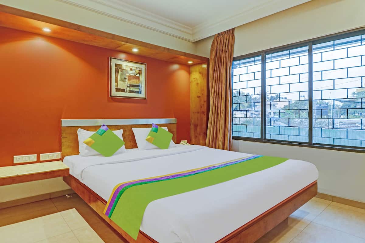 Kamar Double Standar | Meja kerja dan setrika/meja setrika