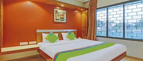 Habitación doble estándar | Escritorio y tabla de planchar con plancha