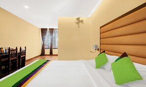 Kamar Standar | Meja kerja dan setrika/meja setrika