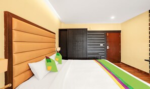 Kamar Standar | Meja kerja dan setrika/meja setrika