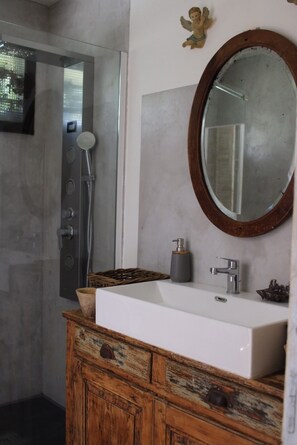 Shower, hair dryer, towels, soap - House in a very quiet area of Lourmarin (lourmarin)