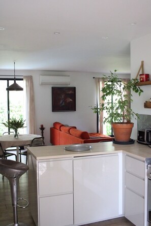 Refrigerador, microondas, horno, placa de cocina