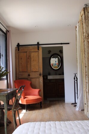 2 bedrooms, desk, iron/ironing board, WiFi