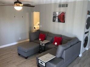 Fernseher, Kamin, Tischfußball