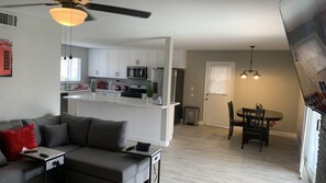 Fernseher, Kamin, Tischfußball