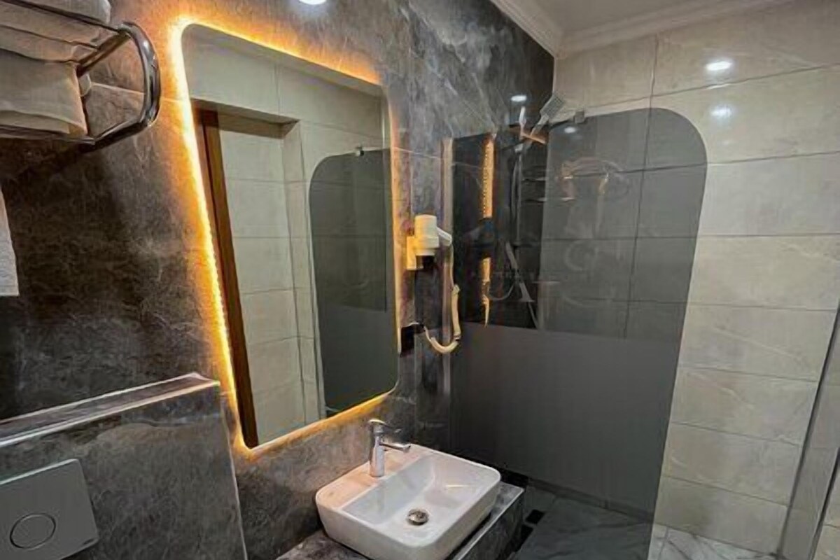 Buồng tắm vòi sen, đồ dùng nhà tắm miễn phí, máy sấy tóc, khăn tắm 