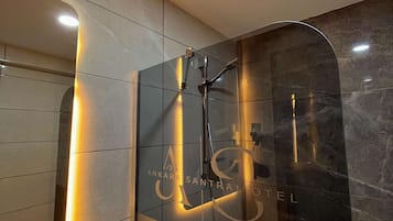 Ducha, artículos de tocador gratuitos, secador de pelo, toallas