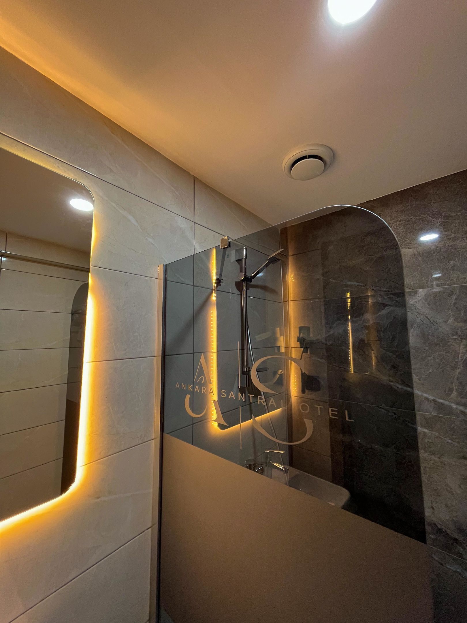 Shower, perlengkapan mandi gratis, pengering rambut, dan handuk