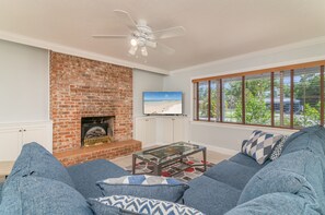 TV, fireplace - Spacious Remodeled Monthly Rental  House with a Pool (Sarasota)