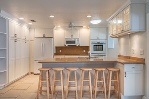 Fridge, microwave, oven, stovetop - Spacious Remodeled Monthly Rental  House with a Pool (Sarasota)