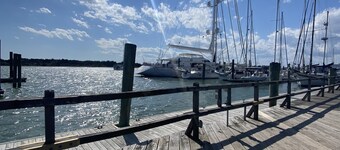 Cozy Beaufort Home with Hot Tub and Boat Driveway