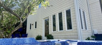 Cozy Beaufort Home with Hot Tub and Boat Driveway
