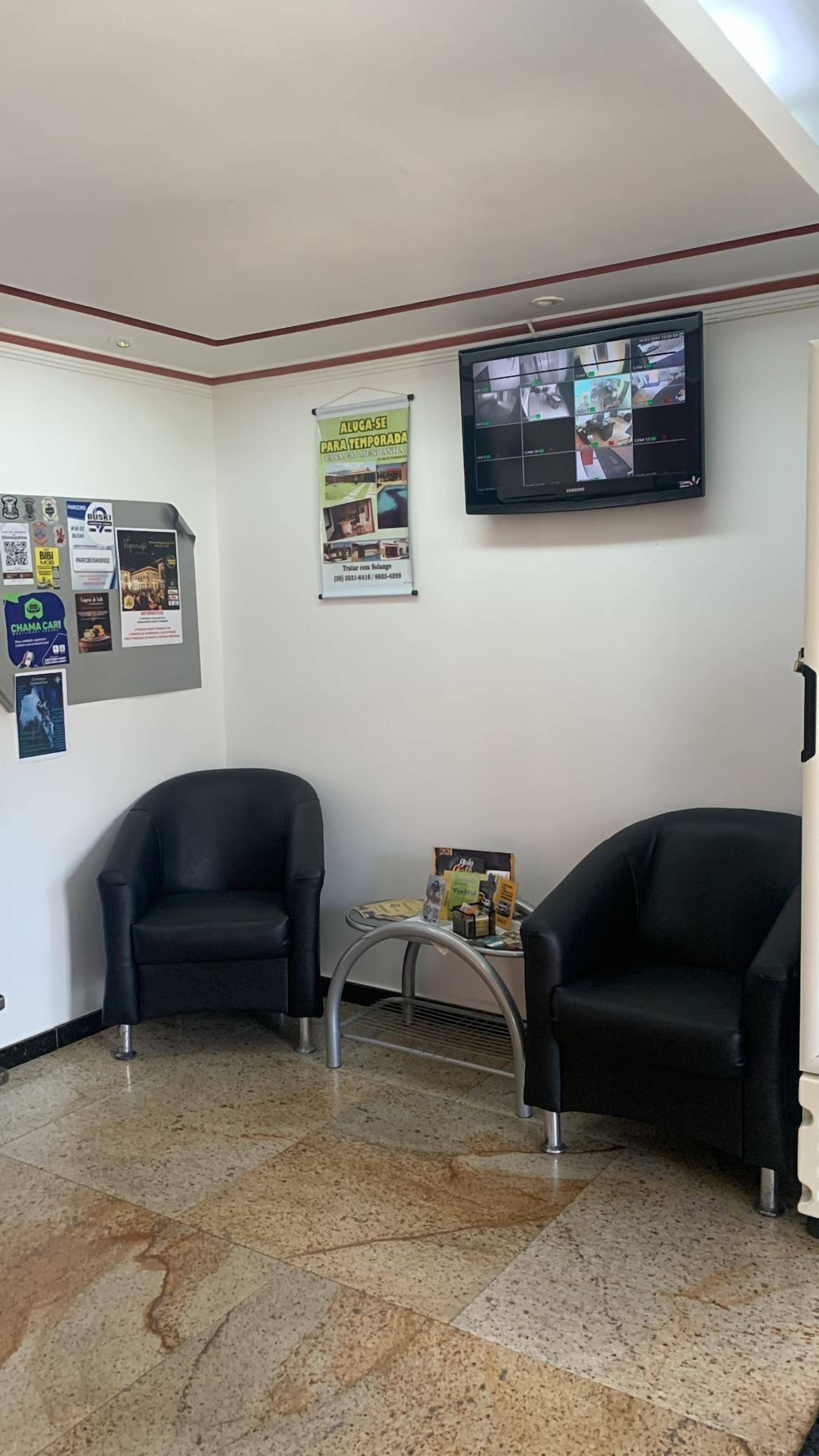 32 インチの薄型テレビ (衛星放送視聴可)、テレビ