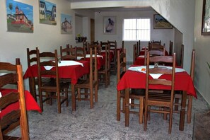 32 インチの薄型テレビ (衛星放送視聴可)、テレビ