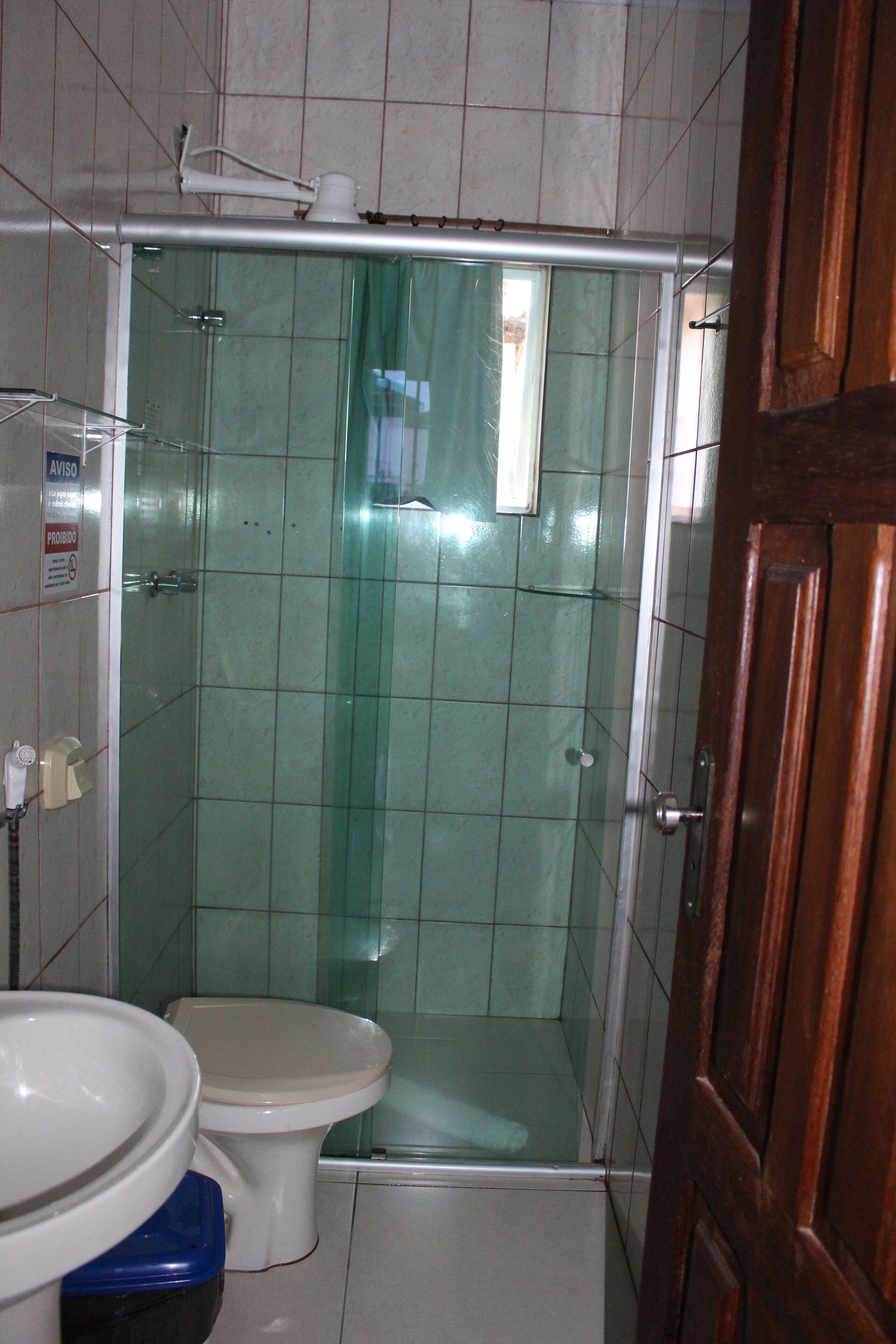 Un bagno con il water, un lavandino e una cabina doccia.