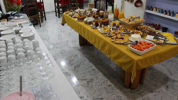 Café da manhã com buffet grátis todos os dias