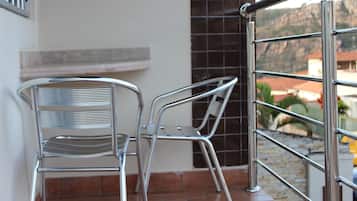 Minibar, muebles diferentes y escritorio