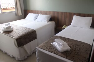 Minibar, muebles diferentes y escritorio 