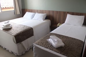 Quarto triplo standard | Frigobar, individualmente mobiliados, escrivaninha