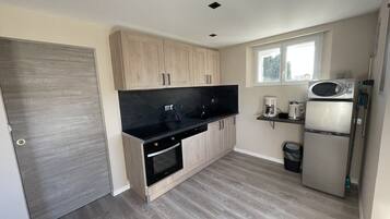 Een koelkast, een microgolfoven, een oven, een kookplaat