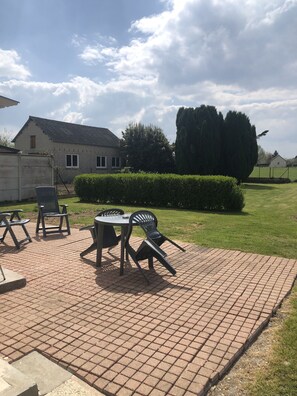 Outdoor dining - Gîte Le Cosy (Bourseville)