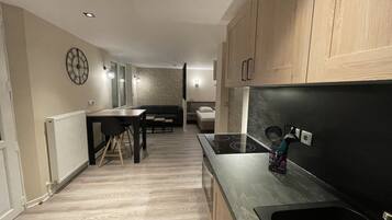 Een koelkast, een microgolfoven, een oven, een kookplaat