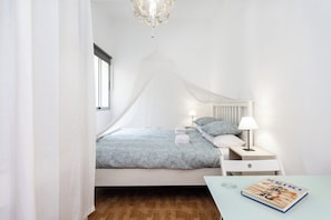 2 bedrooms, iron/ironing board, WiFi, bed sheets