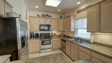 Kjøleskap, mikrobølgeovn, ovn og kokeplater