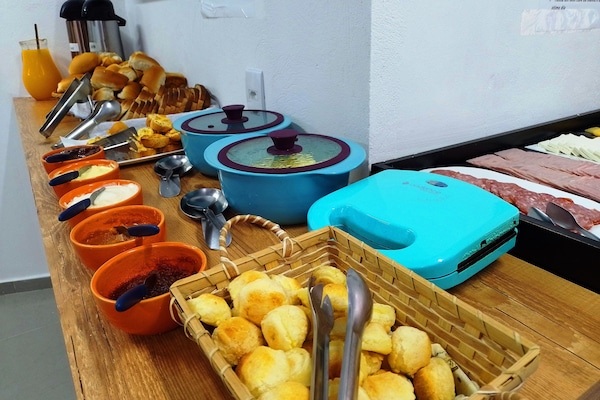 Café da manhã com buffet grátis todos os dias
