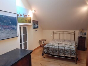4 bedrooms, iron/ironing board, WiFi, bed sheets