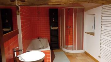 Bathtub, towels, toilet paper