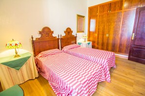 5 bedrooms, iron/ironing board, internet, bed sheets