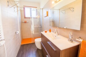 Combined shower/tub, hair dryer, towels