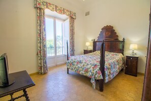 5 bedrooms, desk, iron/ironing board, travel crib