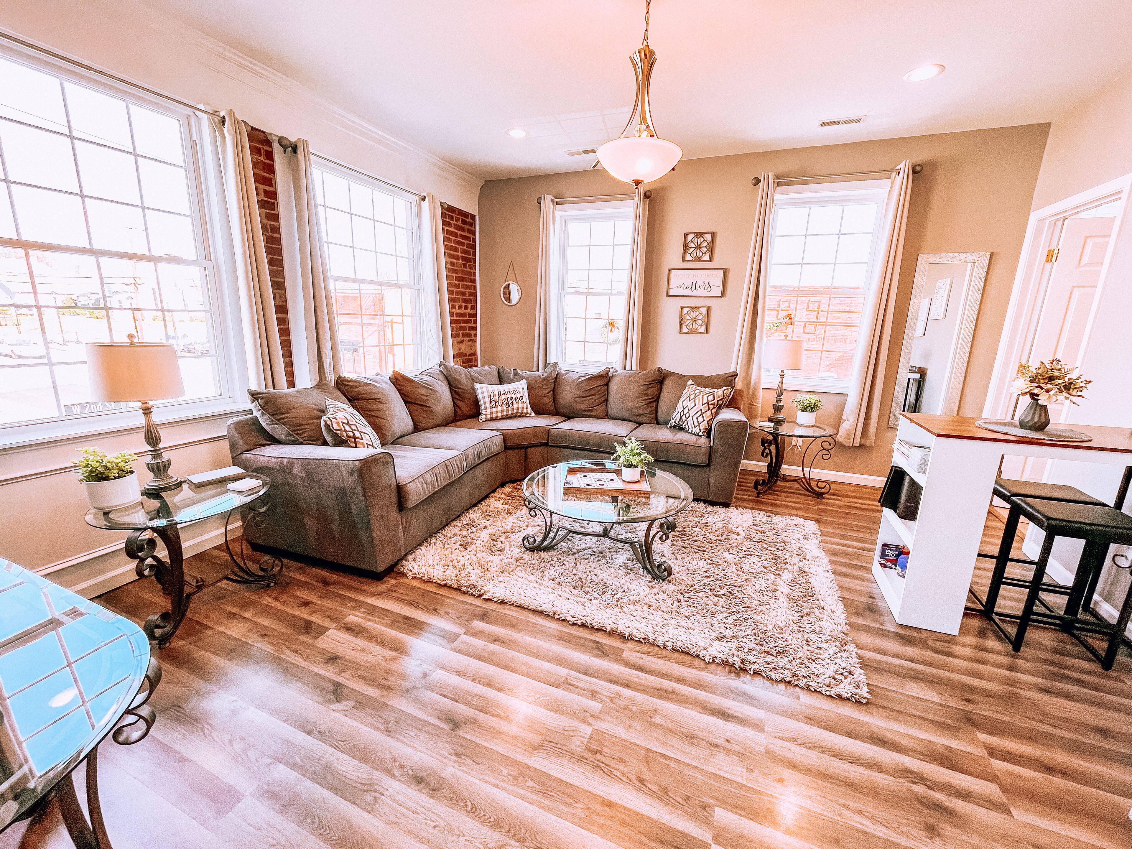 Upscale Apartment overlooking downtown  -  walking distance of the Amphitheater.