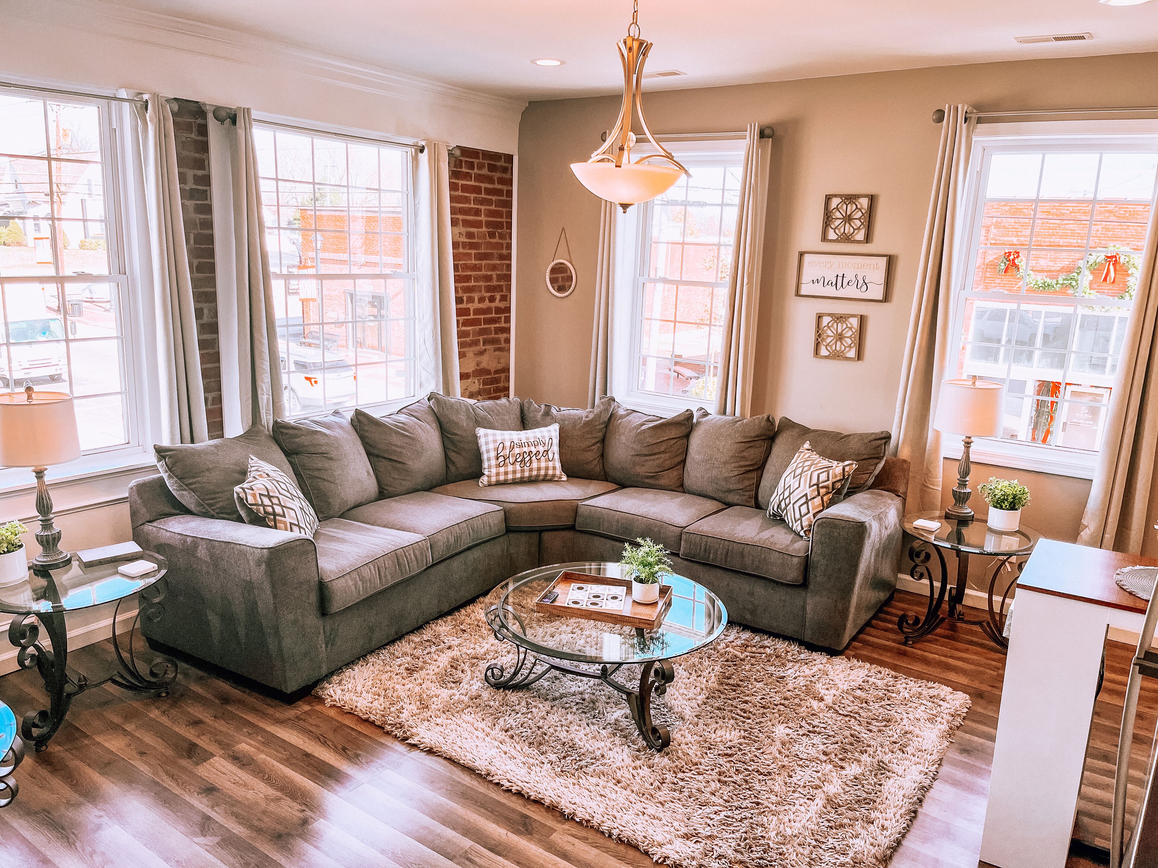 Upscale Apartment overlooking downtown  -  walking distance of the Amphitheater.