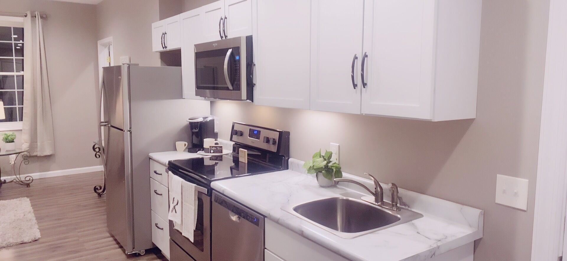 Upscale Apartment overlooking downtown  -  walking distance of the Amphitheater.