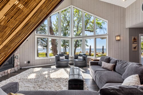 Stunning 4 Bedroom Lake Home close to everything!!