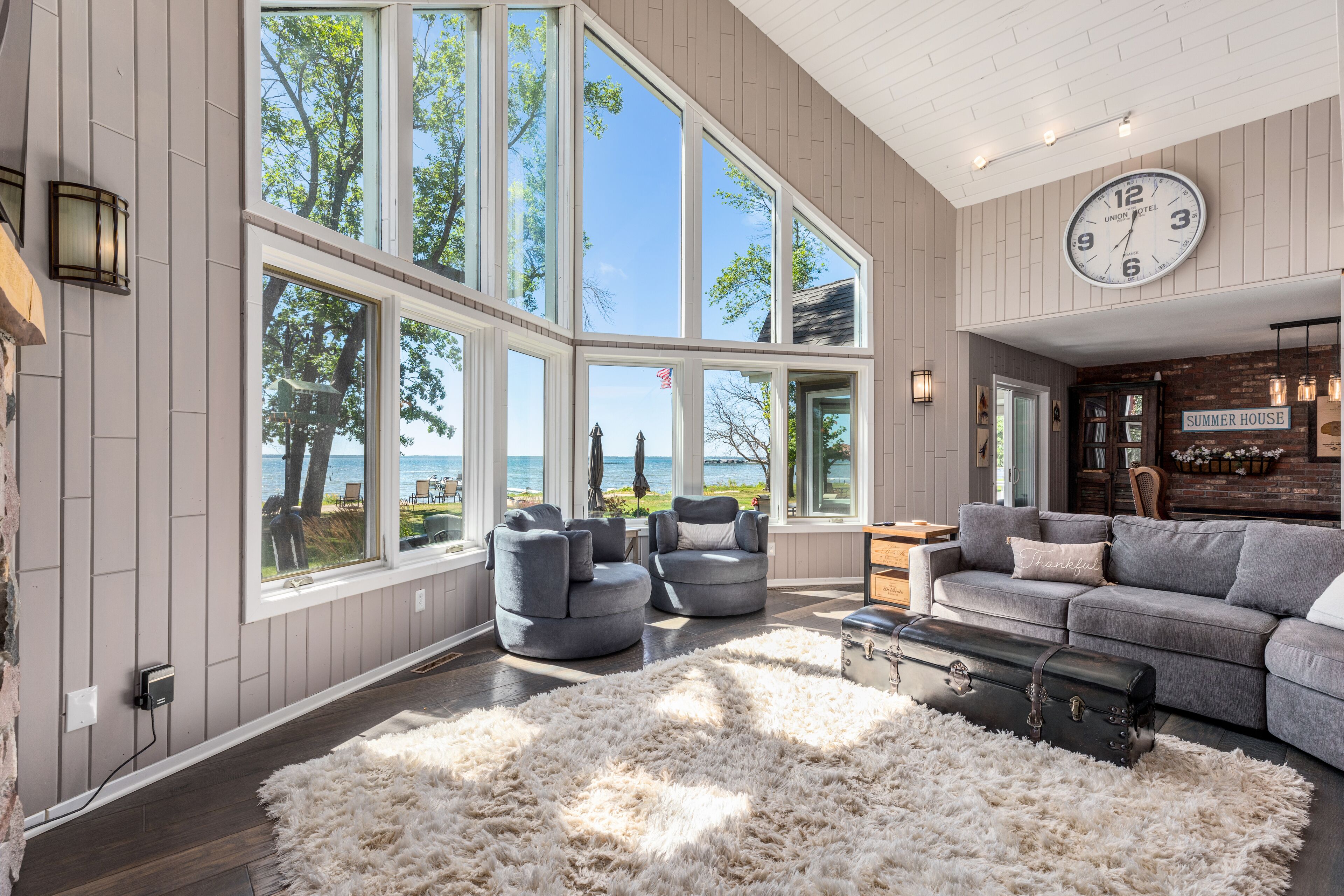 Stunning 4 Bedroom Lake Home close to everything!!