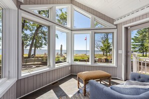 Smart TV, fireplace, stereo