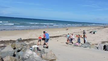 Ubicación cercana a la playa y tumbonas