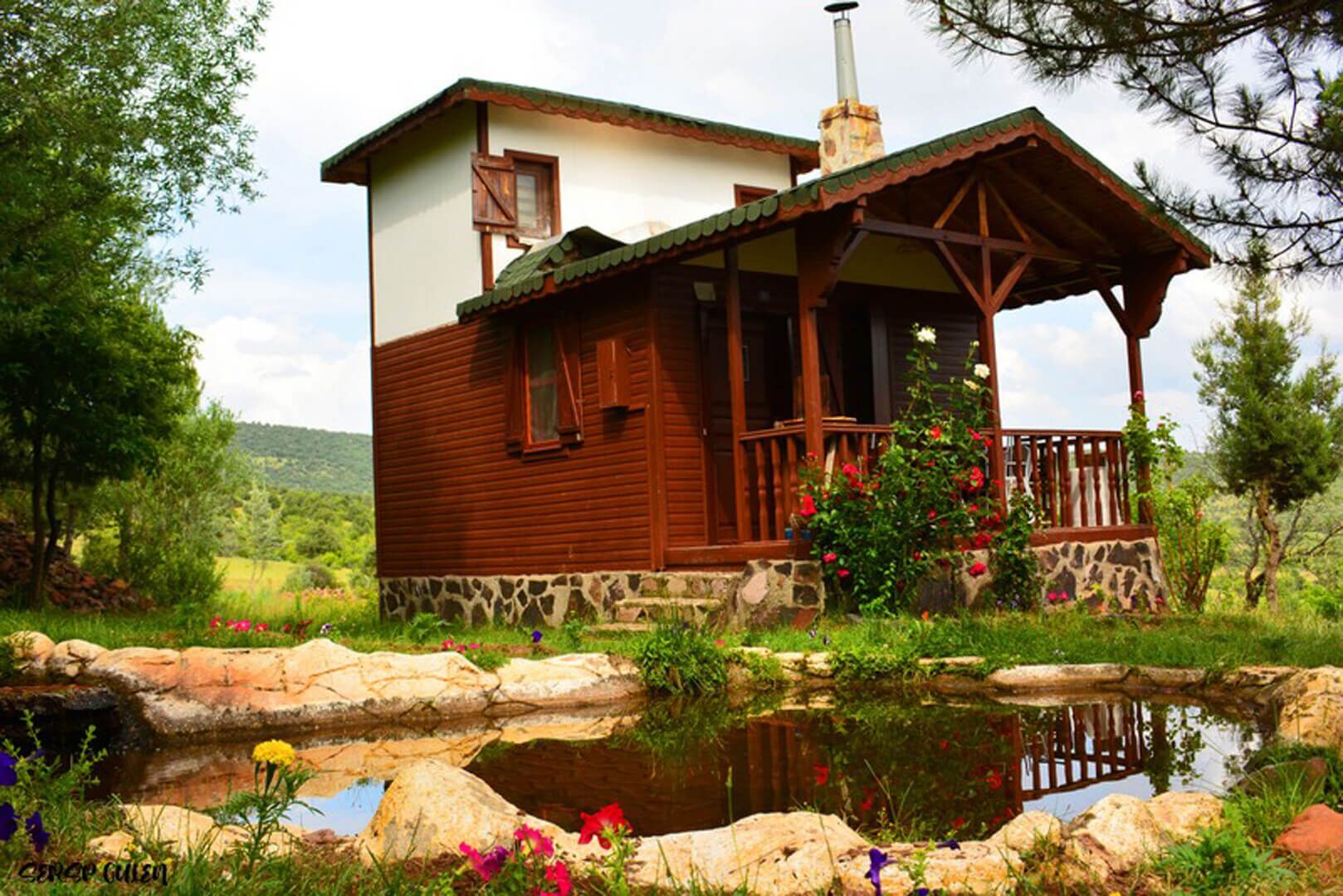 Chalet económico | Escritorio, tabla de planchar con plancha, ropa de cama